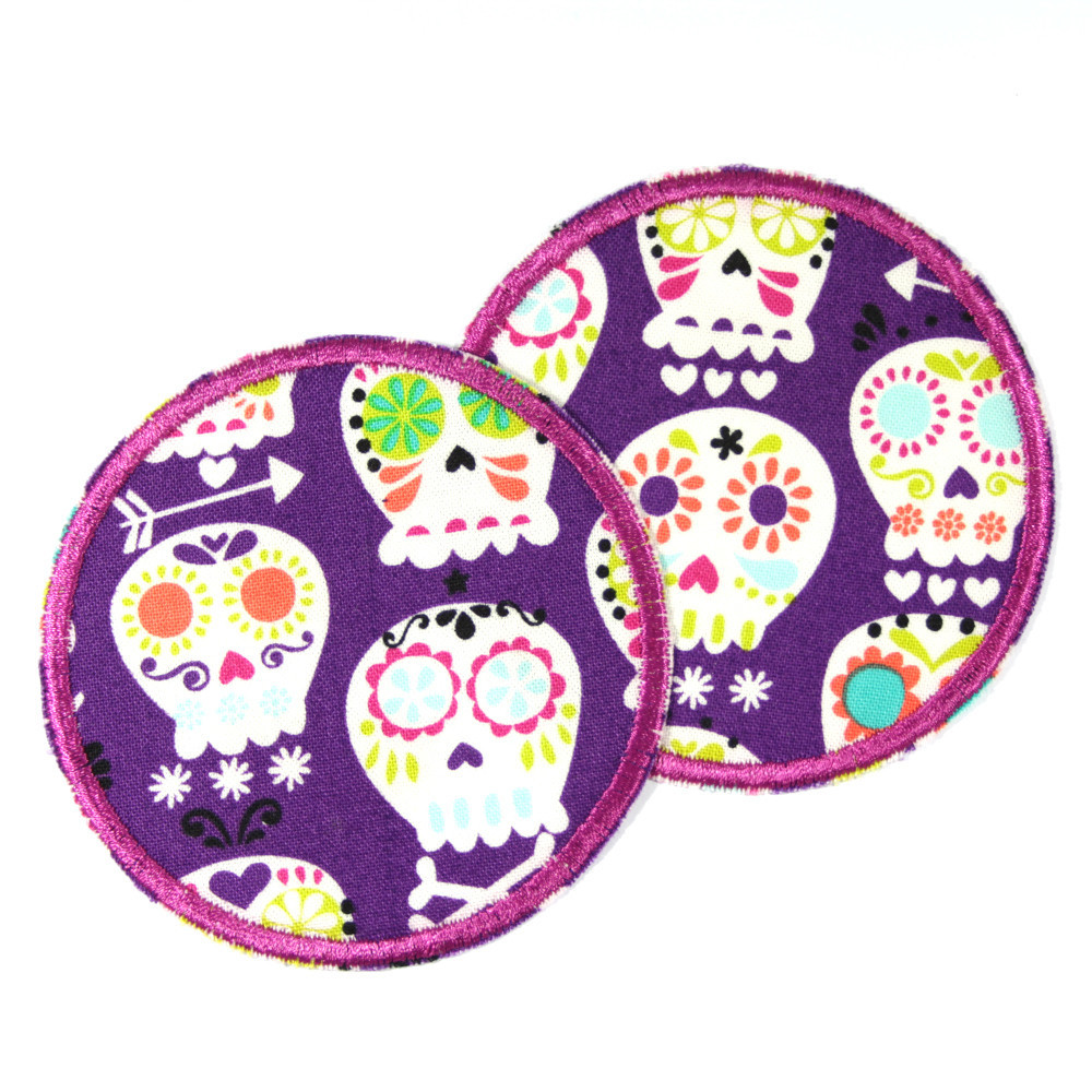 2 runde Hosenflicken zum aufbügeln mit bunten mexikanischen Totenkopf Motiv auf violett