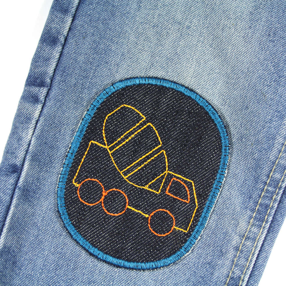 Bügelflicken mit LKW Auto auf Jeanshose hellblau für Kinder zum aufbügeln