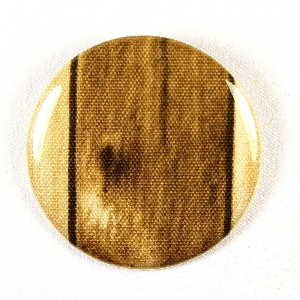 Accessoires Button Anstecker mit Stoff mit Holz Motiv bezogen ist der Stoffbutton als Geschenk und kleines Geburtstagsgeschenk.