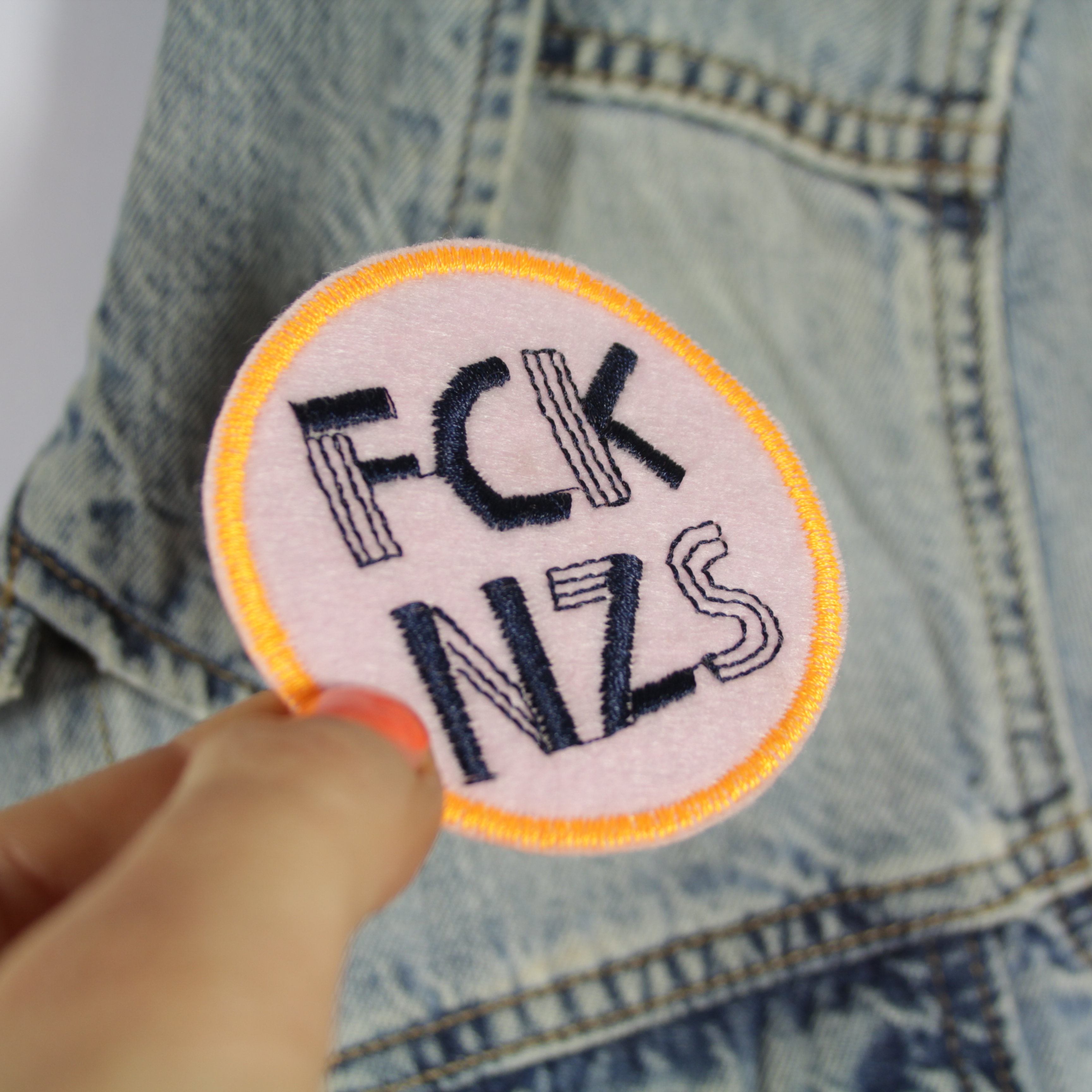 einfach deine Jeansjacke mit FCK NZS Patch zum aufbügeln individualisieren
