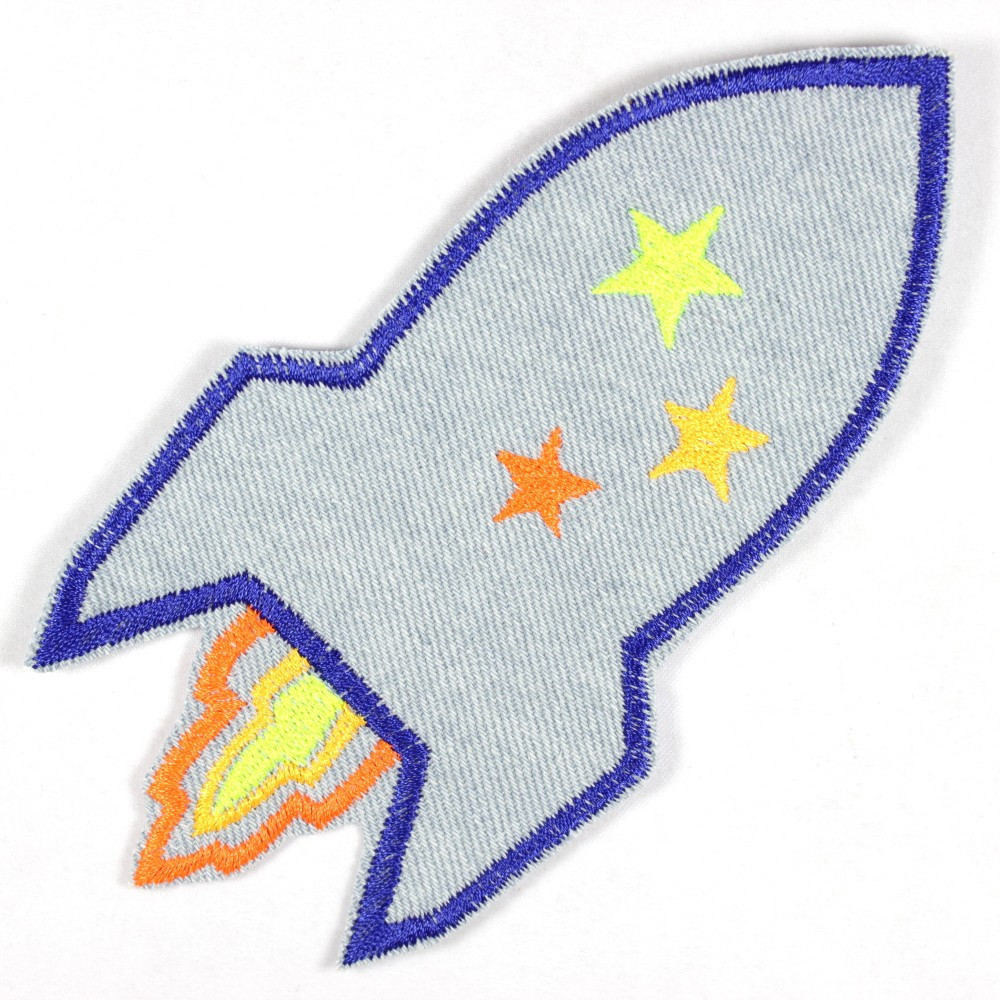 Patch in Form einer Rakete aus hellblauem Jeansstoff, blau eingefasst und mit Feuerstoß und drei Sternen in Neonfarben