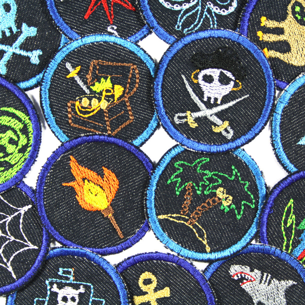 15 Flicken zum aufbügeln klein rund auf Jeans blau mit Piraten und Seeräuber Motiven für eine ganze Piratenbande