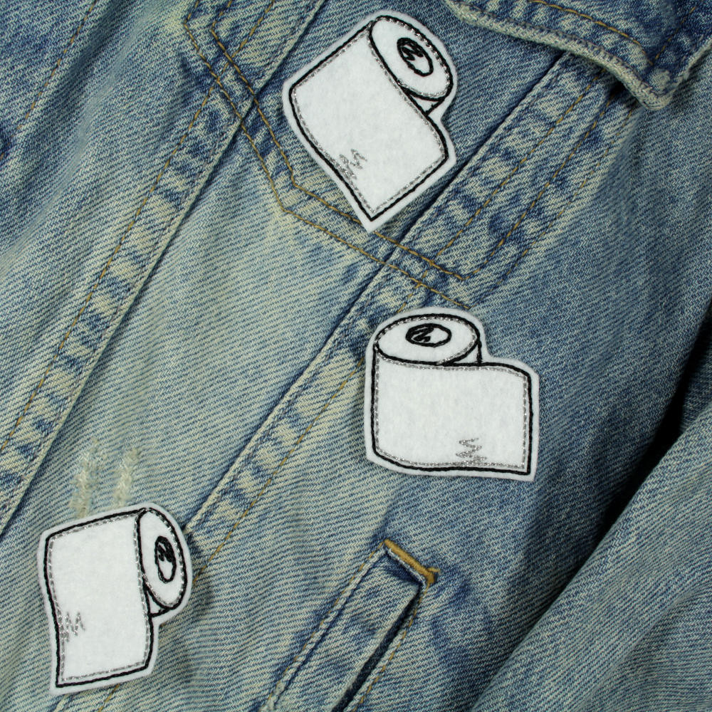 Jeansjacke mit Klopapier patches als coole Accessoires und Bügelbilder für Erwachsene