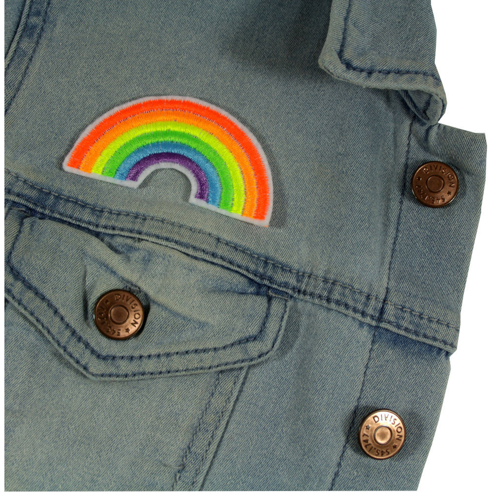 Jeansjacke mit Regenbogen Patch klein als Applikation zum aufbügeln