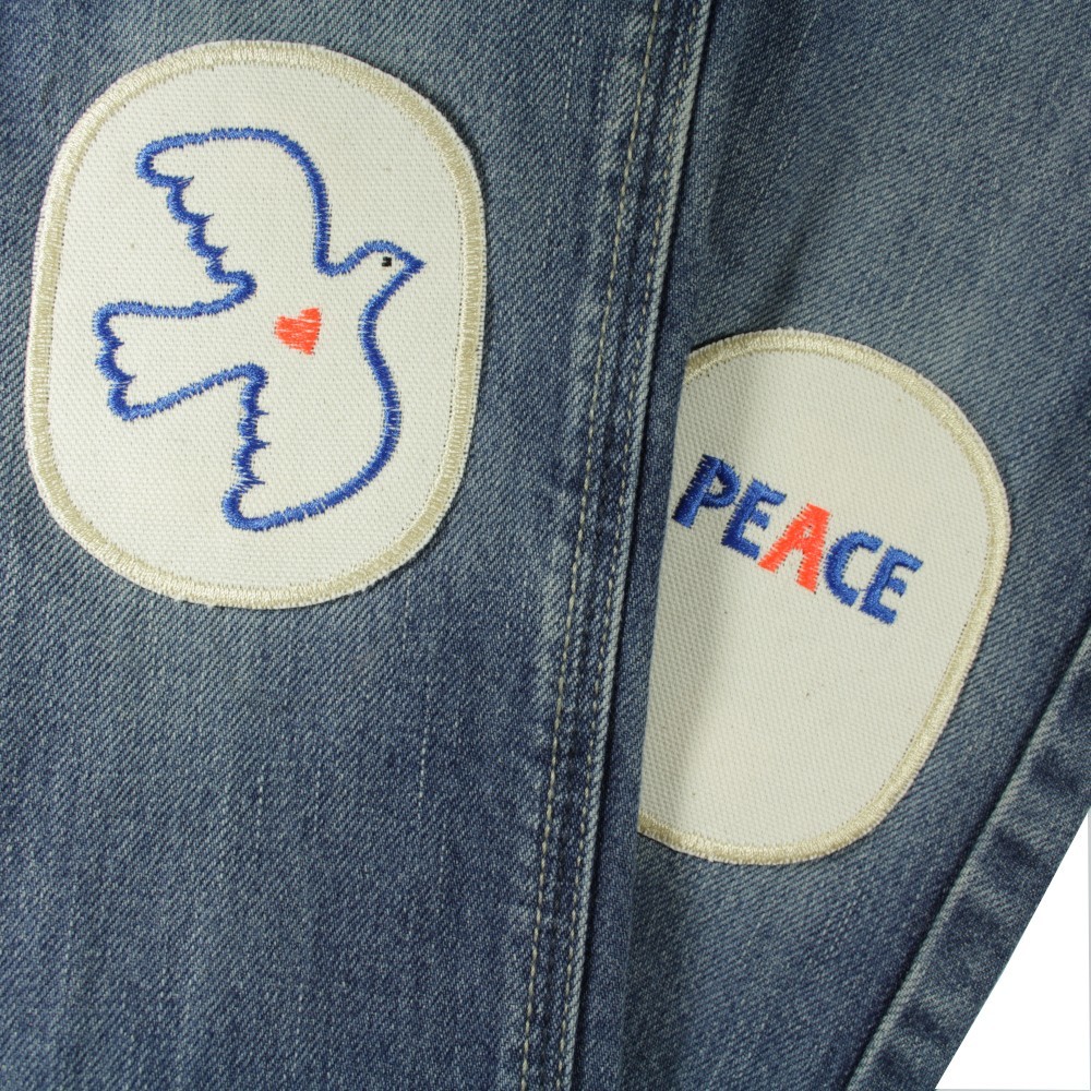 Knieflicken für Kinder aus Bio Baumwollstoff gefertigt bestickt mit "Peace" und "Friedenstaube" zum aufbügeln auf Jeanshose