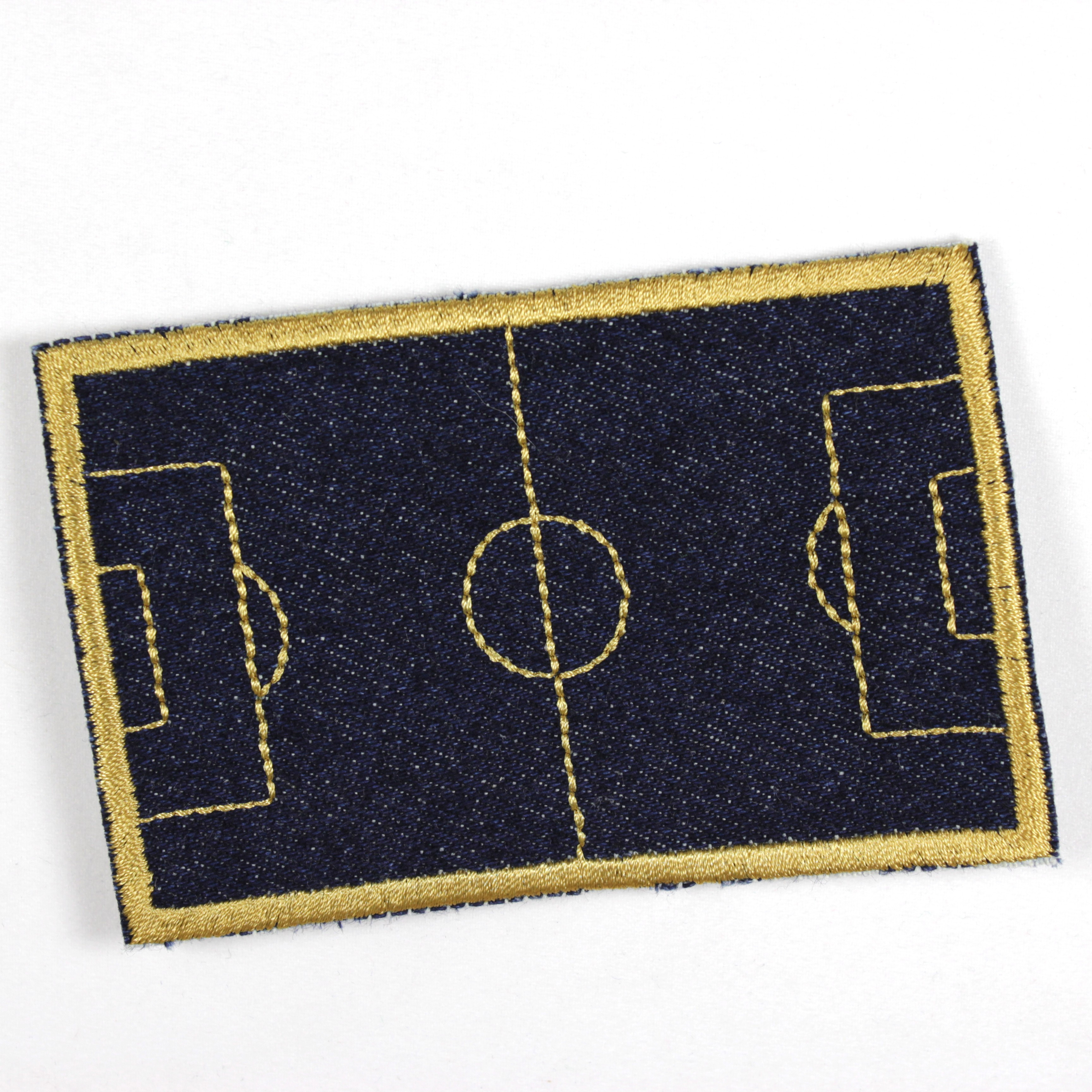 Bügelbild Fußballplatz in dunkelblauer Jeans mit goldener Stickerei als Applikation zum aufbügeln oder Aufnäher und Accessoires