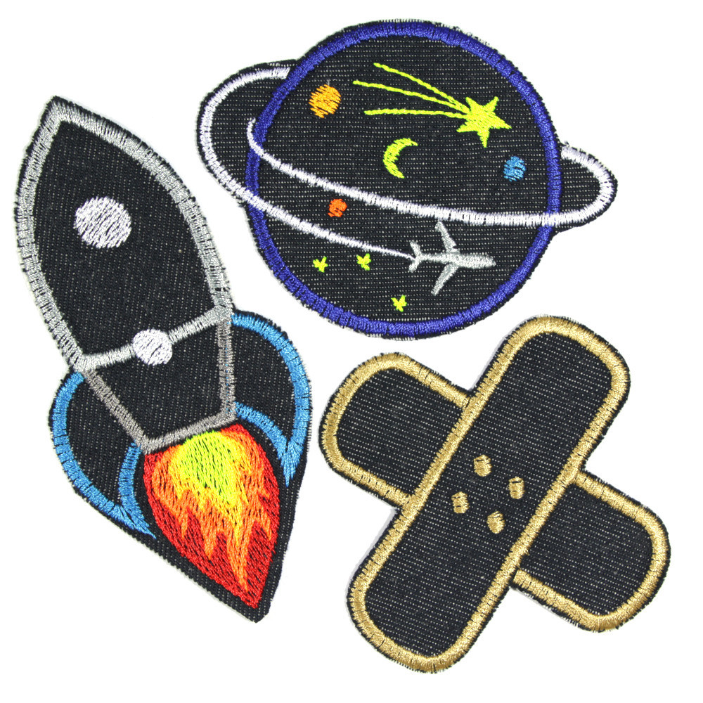 drei Aufbügler aus Jeans in Bio Qualität ein Kreuzpflaster mit Gold sowie eine Rakete und ein Planet mit Neonfarben