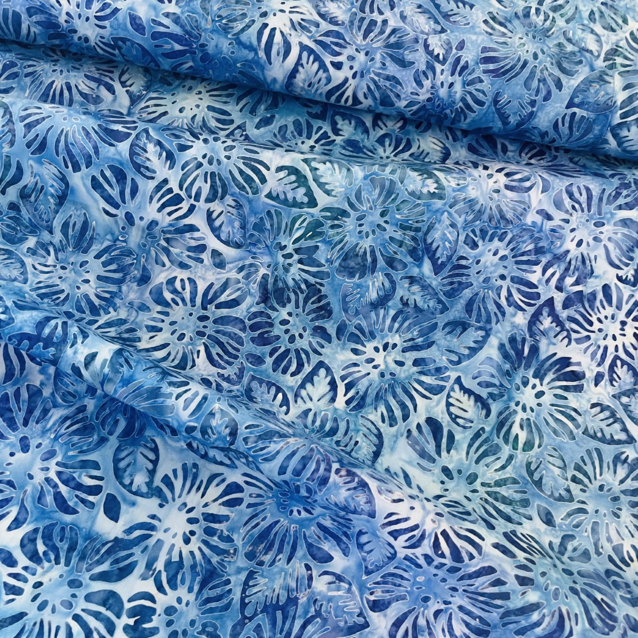 Baumwollstoff von Robert Kaufman mit ein Garten aus Blättern blau Batik