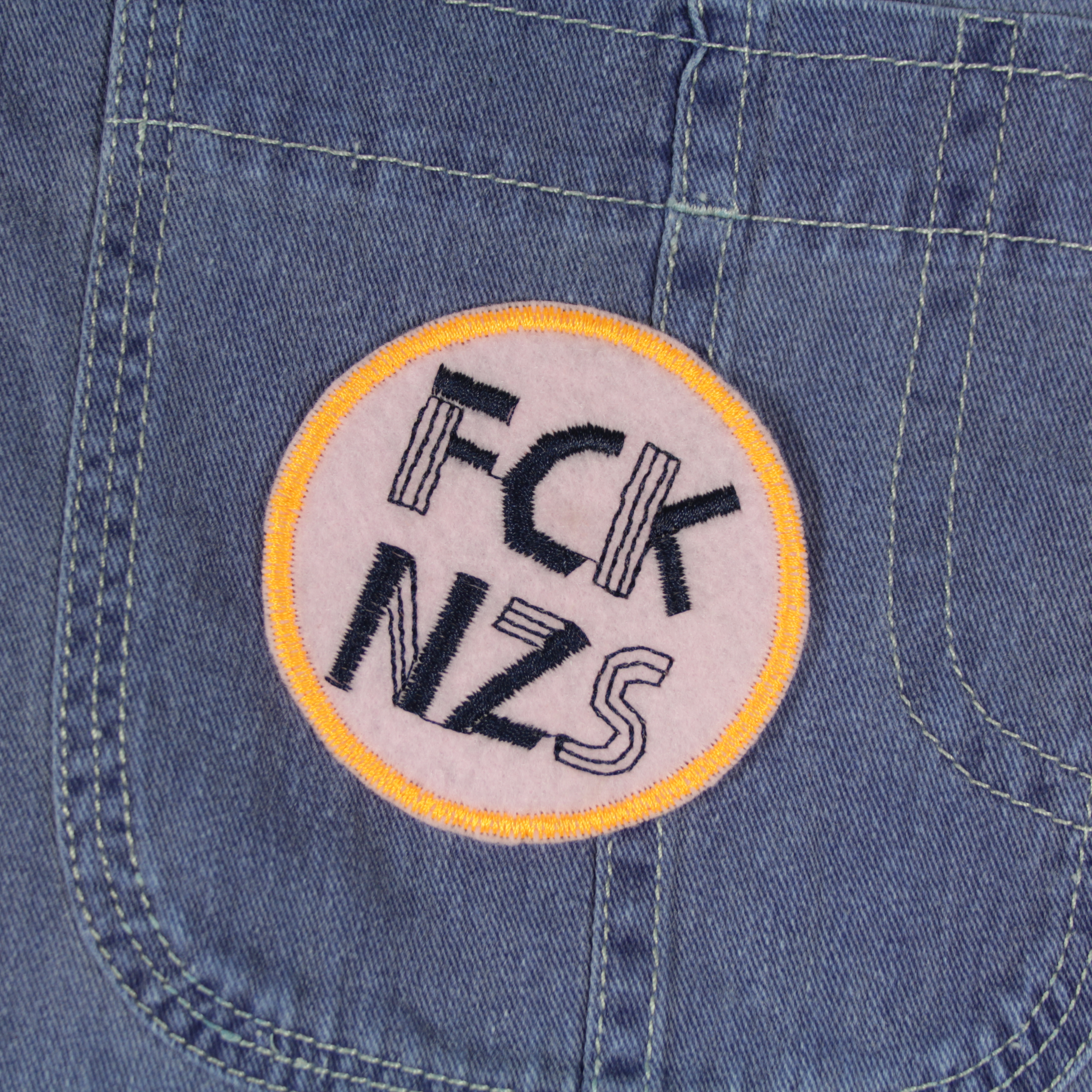 Patch FCK NZS auf Jeans Tasche blau