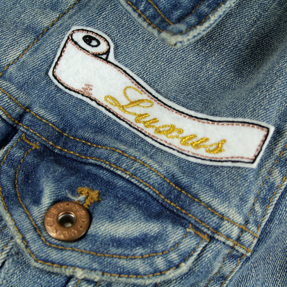 Aufbügler Toilettenpapier auf Jeansjacke mit gold gestickter Schrift "LUXUS" Flicken für Erwachsene