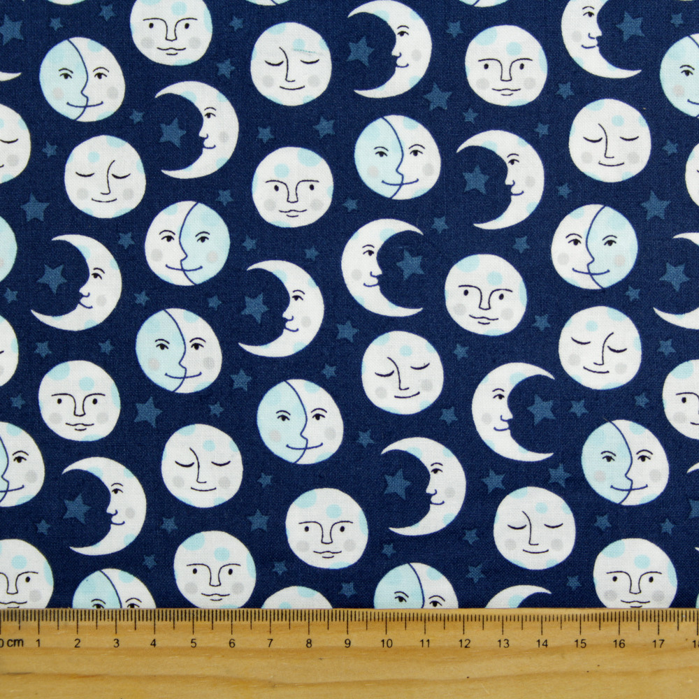 Stoff Himmel mit Mond blau Robert Kaufman fabrics Daydreamer Vollmond mit Gesicht Mondsichel Sterne Baumwollstoff Quilten Nähen 