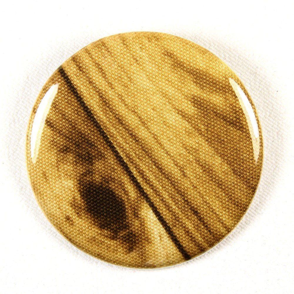 Accessoires Button Anstecker mit Stoff mit Holz Motiv bezogen ist der Stoffbutton als Geschenk und kleines Geburtstagsgeschenk.