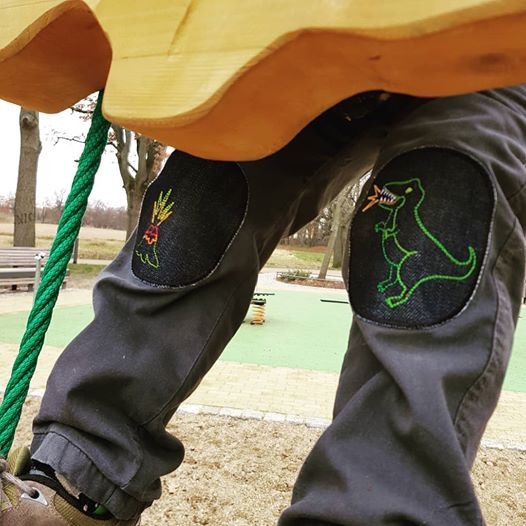 Flicken Dinosaurier Jeansflicken Dino Motiv auf Kinderhose aufgebügelt