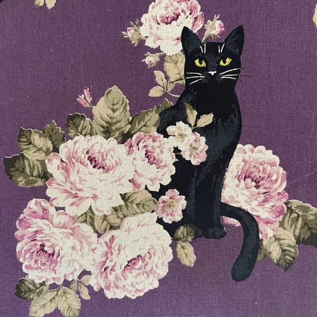 Baumwollstoff schwarze Katze und rosa pinke Rosen auf lila Baumwollstoff