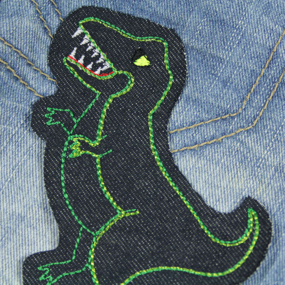 großer Dino Aufbügler auf hellblauer Jeanshose für Kinder
