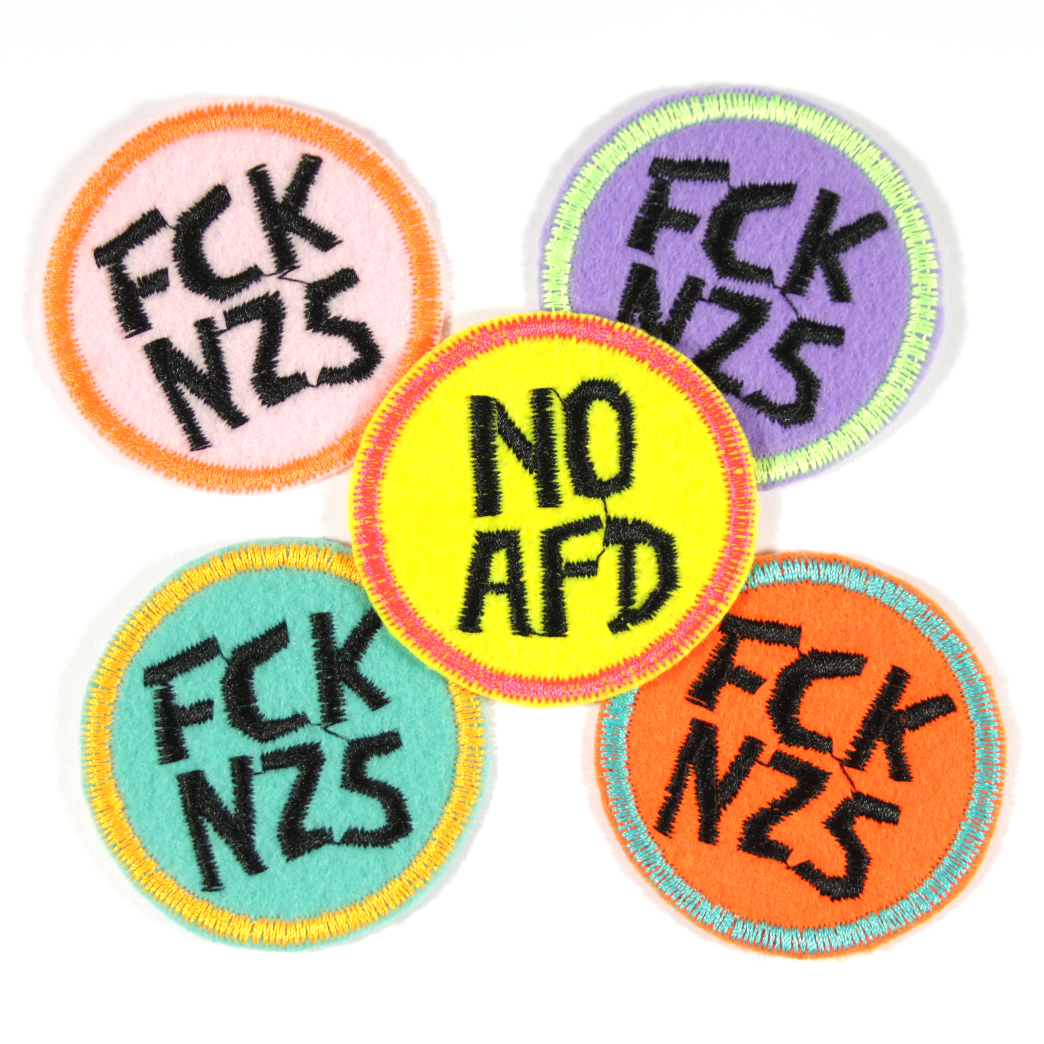 5 Aufnäher rund FCK NZS & NO AFD auf türkis, lila, pink, orange & gelb mit neon buntem rand