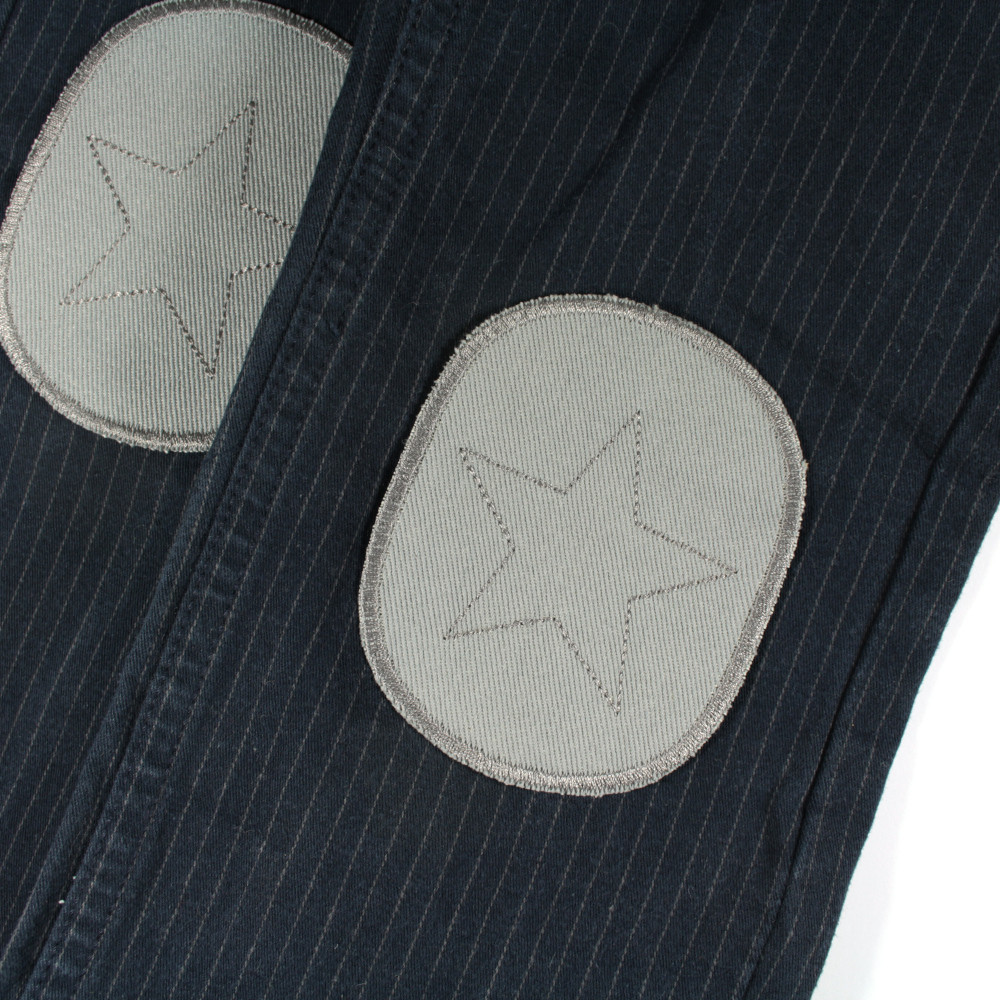 schlichte Bügelflicken in grau mit Stern aus Bio Jeans zum aufbügeln auf dunkler Hose
