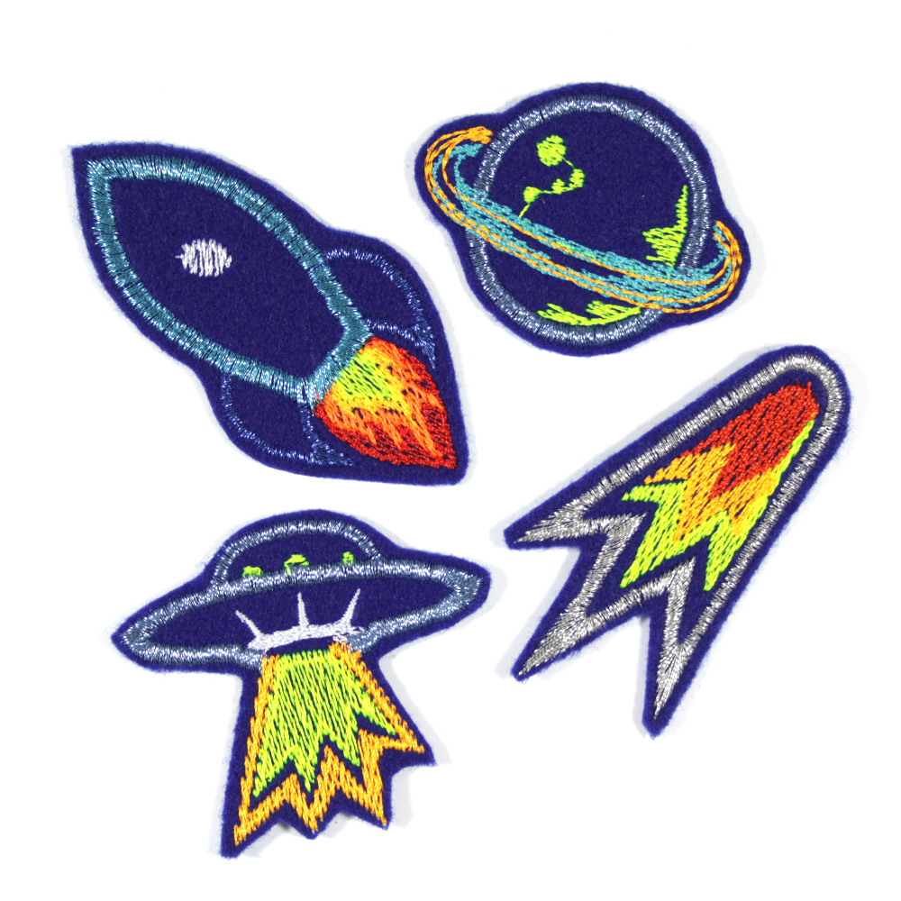vier kleine Flicken aus dunkelblauem Stickfilz, eine Rakete, ein Planet, ein UFO und ein Kometenschweif, gestickt mit Metallic Glitzer Garn in blau und silber sowie mit Neon Garn in gelb, orange und rot