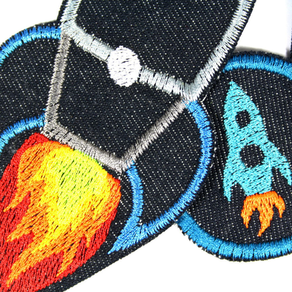 Detail der zwei Bio Jeans Raketen Patches dieses Weltraum Sets