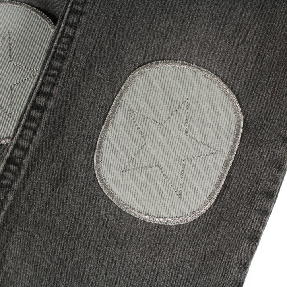 grau schwarze Hose mit grauen Aufbügler Flicken schnell und schön repariert. Einfach am Knie aufbügeln.