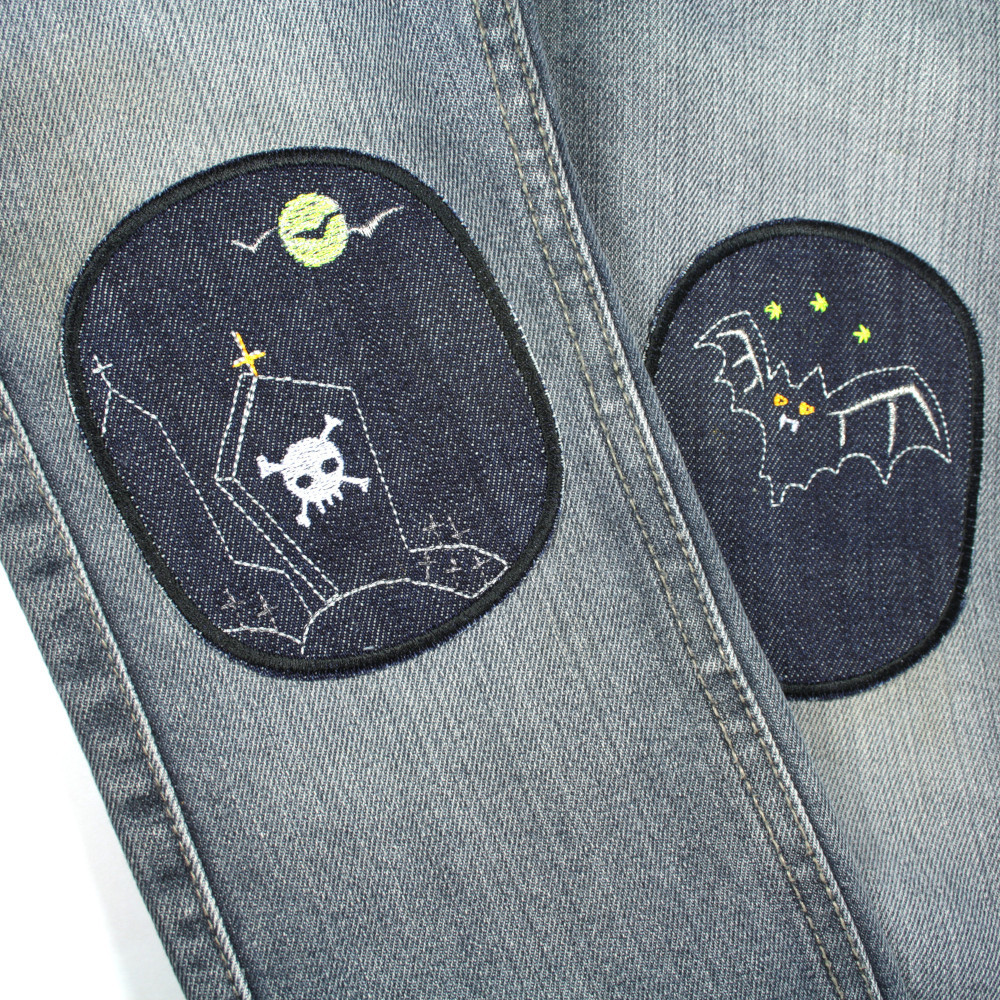 Kinderhose Jeans mit Bügelflicken Fledermaus und Grabstein repariert durch einfaches aufbügeln