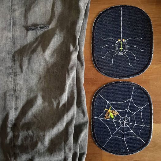 Riss in der Hose mit Flicken zum aufbügeln Motiv Spinne und Spinnennetz reparieren