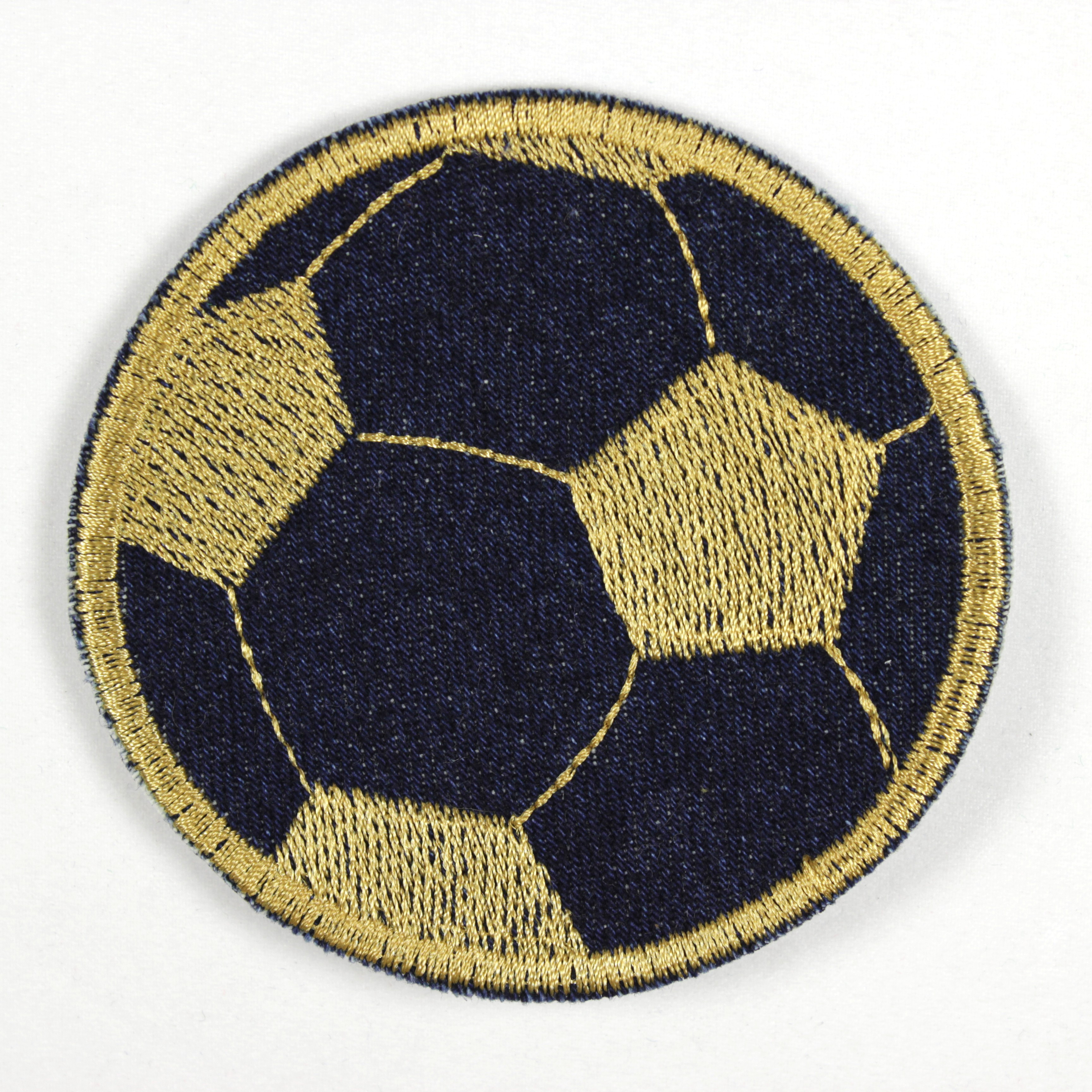 Bügelbild Fußball in dunkelblauer Jeans mit goldener Stickerei als Applikation zum aufbügeln oder Aufnäher und Accessoires