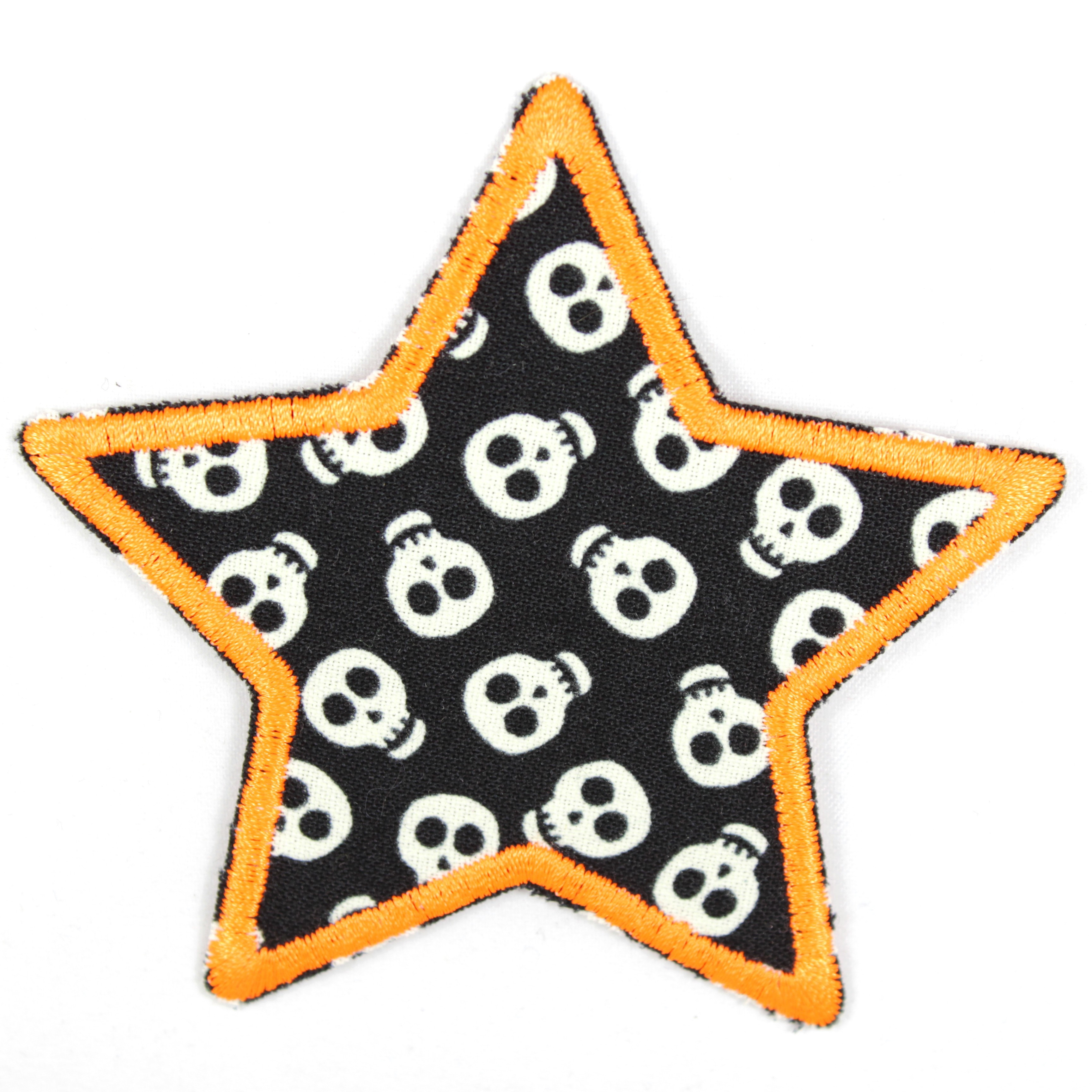 Bügelflicken in Sternform mit kleinen Totenköpfen als Motiv, die im Dunkeln leuchten, und neon oranger Umrandung