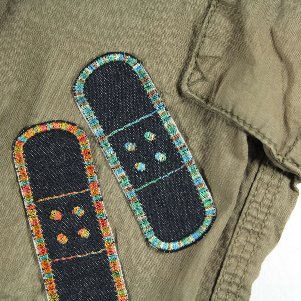 2 Aufbügler Pflaster Jeans klein Flicken blau mit gelb orange und türkis Stickerei Rand im Farbverlauf auf khaki Hose
